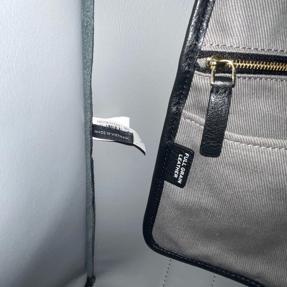 Marc Jacobs Black Tote Bag with Minimalist Design - Picture 7 of 14